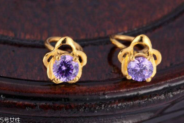 黃金耳釘可以用酒精消毒嗎 衛(wèi)生問題很重要 黃金耳釘可以用酒精消毒嗎 衛(wèi)生問題很重要