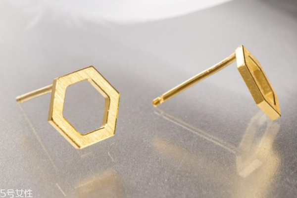 黃金耳釘可以用酒精消毒嗎 衛(wèi)生問題很重要 黃金耳釘可以用酒精消毒嗎 衛(wèi)生問題很重要