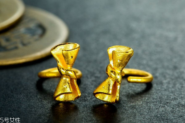 黃金耳釘適合多少歲戴 根據年齡選款式