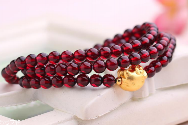 石榴石手鏈?zhǔn)裁搭伾?對價格影響很大 石榴石手鏈?zhǔn)裁搭伾?對價格影響很大