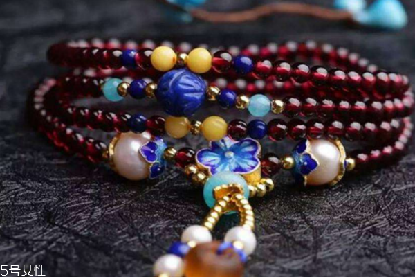 石榴石手鏈?zhǔn)裁搭伾?對價格影響很大 石榴石手鏈?zhǔn)裁搭伾?對價格影響很大