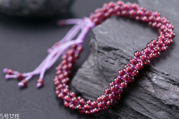 石榴石手鏈?zhǔn)裁搭伾?對價格影響很大 石榴石手鏈?zhǔn)裁搭伾?對價格影響很大