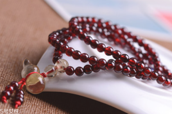 石榴石手鏈適合什么人 以女性為主 石榴石手鏈適合什么人 以女性為主