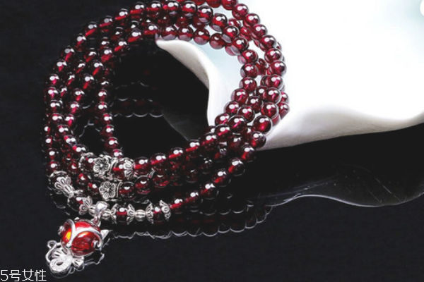 石榴石手鏈適合什么人 以女性為主 石榴石手鏈適合什么人 以女性為主
