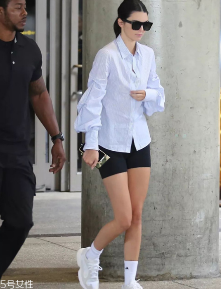 白襯衫下面穿什么好看 最受歡迎的基本款 白襯衫下面穿什么好看 最受歡迎的基本款