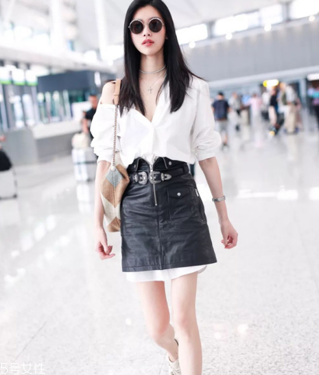 白襯衫下面穿什么好看 最受歡迎的基本款 白襯衫下面穿什么好看 最受歡迎的基本款