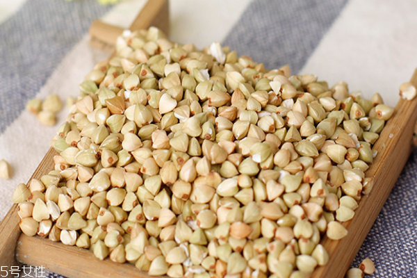 蕎麥?zhǔn)谴旨Z嗎 典型的粗糧 蕎麥?zhǔn)谴旨Z嗎 典型的粗糧