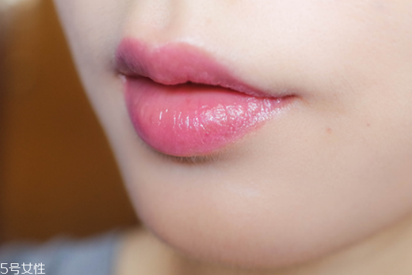 紀梵?？诩t303和304的區(qū)別及試色 紀梵希最火顏色推薦