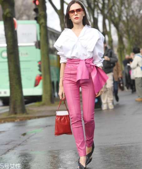 怎樣給衣服打結好看 時髦一大圈 怎樣給衣服打結好看 時髦一大圈