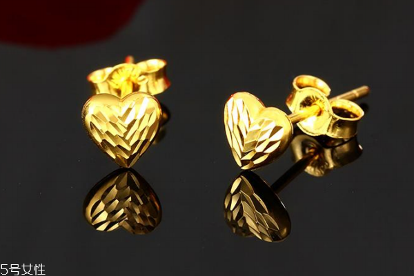 黃金耳釘過敏怎么辦 要及時就醫(yī) 黃金耳釘過敏怎么辦 要及時就醫(yī)