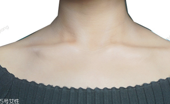 亮體噴霧怎么自制 讓肩膀鎖骨擁有超美光澤感 亮體噴霧怎么自制 讓肩膀鎖骨擁有超美光澤感