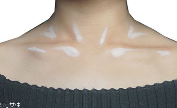 亮體噴霧怎么自制 讓肩膀鎖骨擁有超美光澤感 亮體噴霧怎么自制 讓肩膀鎖骨擁有超美光澤感