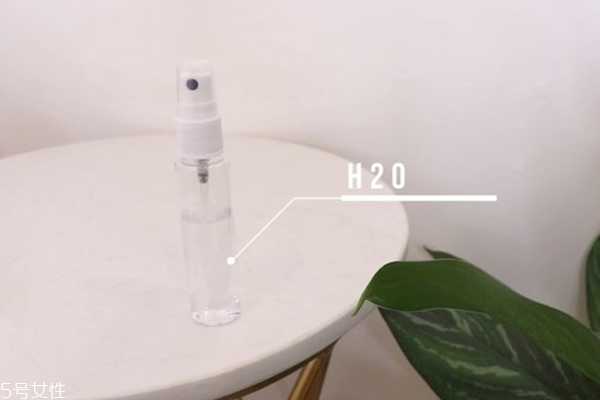 亮體噴霧怎么自制 讓肩膀鎖骨擁有超美光澤感 亮體噴霧怎么自制 讓肩膀鎖骨擁有超美光澤感