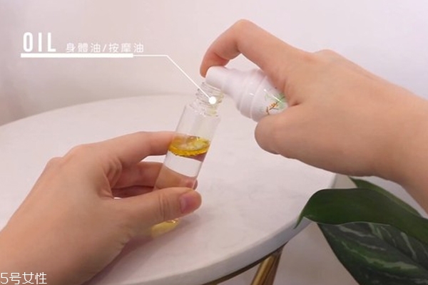 亮體噴霧怎么自制 讓肩膀鎖骨擁有超美光澤感 亮體噴霧怎么自制 讓肩膀鎖骨擁有超美光澤感