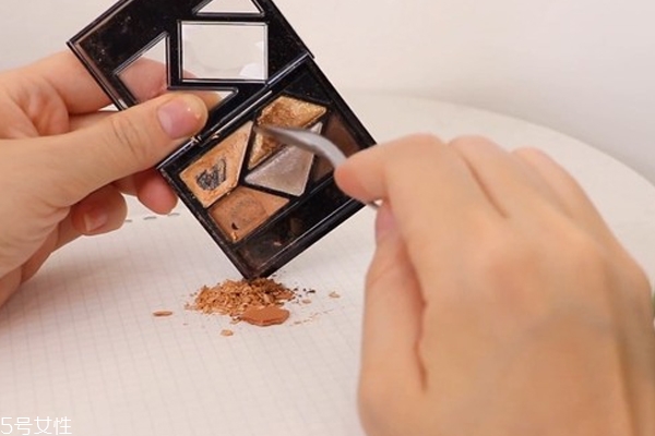 亮體噴霧怎么自制 讓肩膀鎖骨擁有超美光澤感 亮體噴霧怎么自制 讓肩膀鎖骨擁有超美光澤感