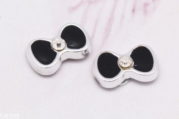 吸鐵石耳釘對身體有害嗎 注意適當(dāng)佩戴 吸鐵石耳釘對身體有害嗎 注意適當(dāng)佩戴