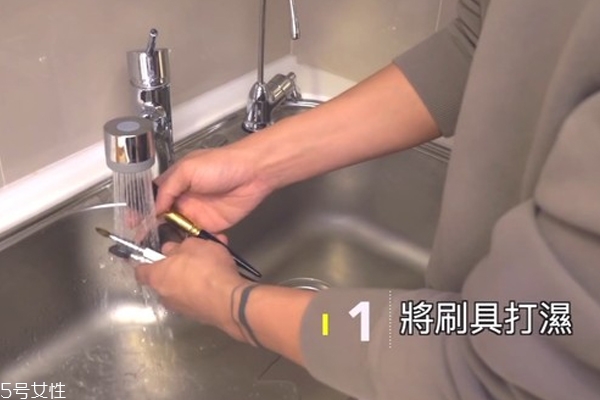化妝刷和美妝蛋怎么清洗 用洗手液和舊衣服清洗步驟 化妝刷和美妝蛋怎么清洗 用洗手液和舊衣服清洗步驟