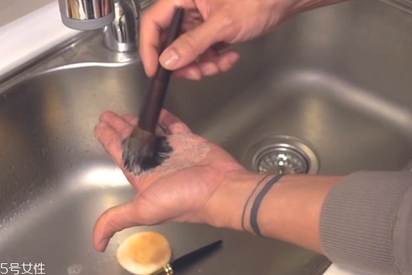 化妝刷和美妝蛋怎么清洗 用洗手液和舊衣服清洗步驟 化妝刷和美妝蛋怎么清洗 用洗手液和舊衣服清洗步驟