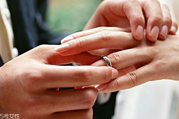 求婚用什么戒指好 不要挑花了眼 求婚用什么戒指好 不要挑花了眼