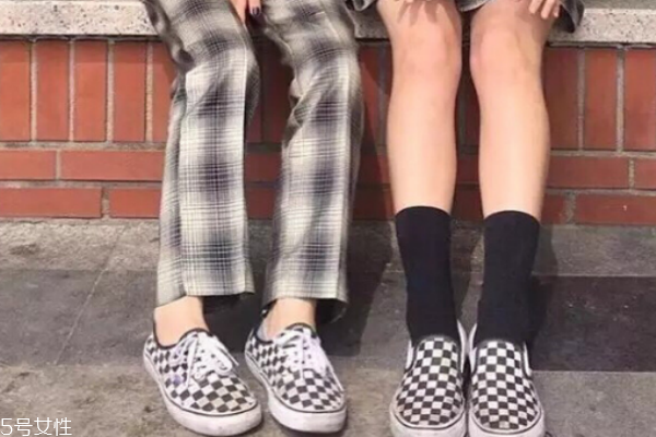 vans黑白格子怎么搭配 跟著潮人學(xué)起來(lái)