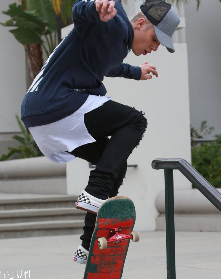 vans黑白格子怎么搭配 跟著潮人學(xué)起來 vans黑白格子怎么搭配 跟著潮人學(xué)起來