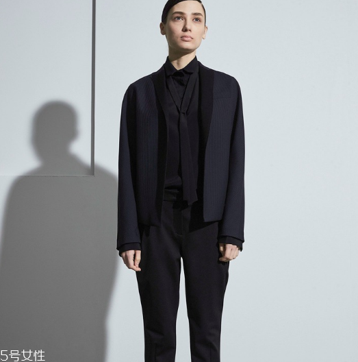 出席正式場合服裝搭配 幫你鎮(zhèn)住各種場合 出席正式場合服裝搭配 幫你鎮(zhèn)住各種場合