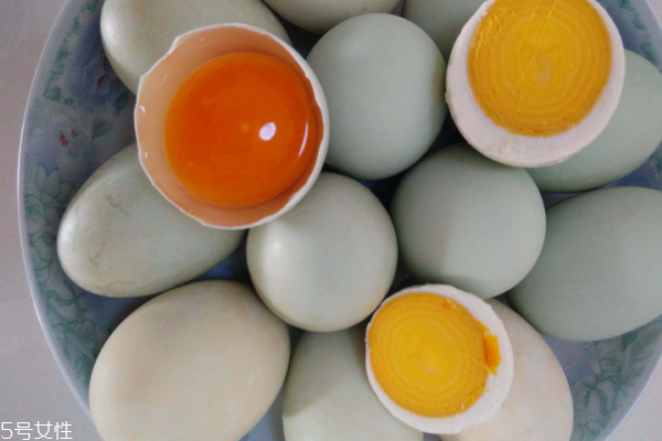 鴨蛋為什么有白的和青的 與鴨子種類有關(guān) 鴨蛋為什么有白的和青的 與鴨子種類有關(guān)