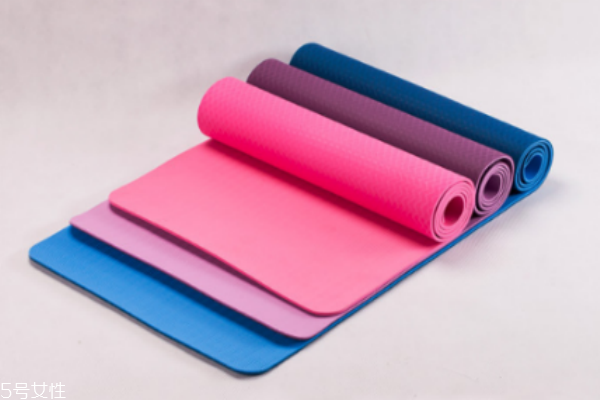 瑜伽墊可以用來睡覺嗎 沒有瑜伽墊可以用什么代替 瑜伽墊可以用來睡覺嗎 沒有瑜伽墊可以用什么代替