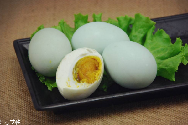 鴨蛋為什么要腌著吃 為了去腥味 鴨蛋為什么要腌著吃 為了去腥味