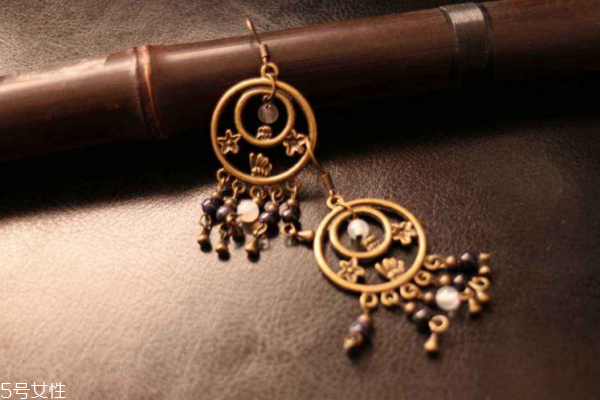 孕婦可以戴耳環(huán)嗎 材質(zhì)很關(guān)鍵 孕婦可以戴耳環(huán)嗎 材質(zhì)很關(guān)鍵