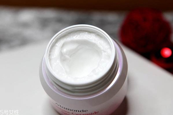 精華霜和精華液的區(qū)別 在濃稠度和滋潤度上有差距 精華霜和精華液的區(qū)別 在濃稠度和滋潤度上有差距