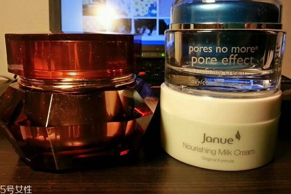 精華霜和精華液的區(qū)別 在濃稠度和滋潤度上有差距 精華霜和精華液的區(qū)別 在濃稠度和滋潤度上有差距