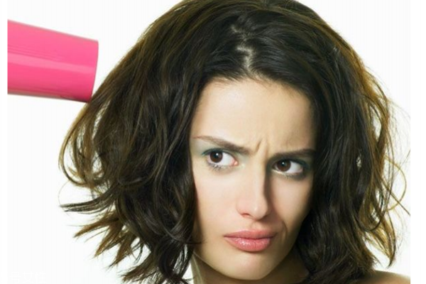 染發(fā)后頭發(fā)干枯毛躁怎么辦 染發(fā)后頭發(fā)干枯這樣解決 染發(fā)后頭發(fā)干枯毛躁怎么辦 染發(fā)后頭發(fā)干枯這樣解決