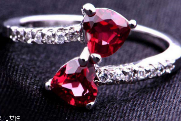 石榴石戒指寓意是什么 象征對(duì)愛情的忠誠 石榴石戒指寓意是什么 象征對(duì)愛情的忠誠