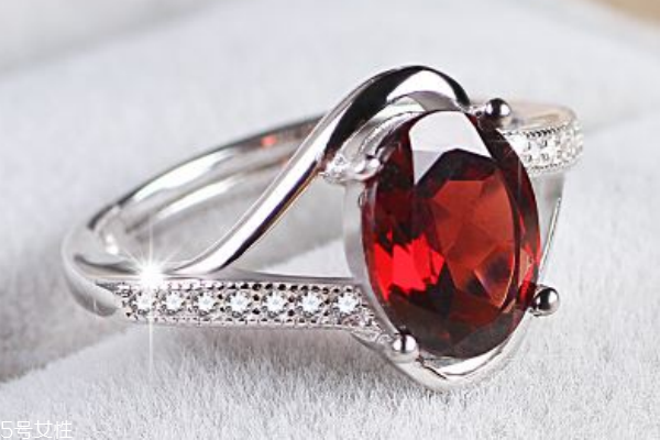 石榴石戒指寓意是什么 象征對(duì)愛情的忠誠 石榴石戒指寓意是什么 象征對(duì)愛情的忠誠