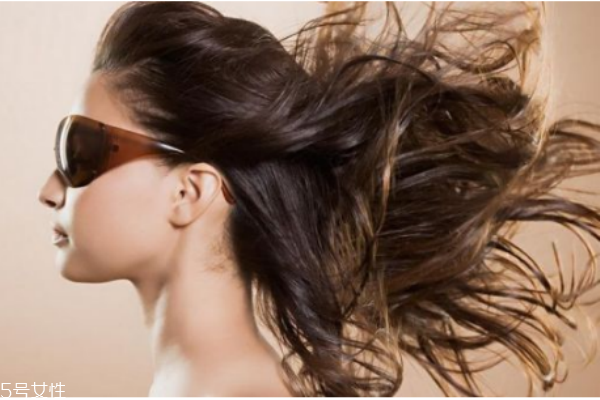 頭發(fā)出油嚴(yán)重怎么辦 頭發(fā)出油嚴(yán)重的原因 頭發(fā)出油嚴(yán)重怎么辦 頭發(fā)出油嚴(yán)重的原因