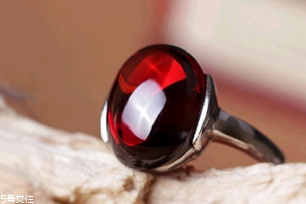 石榴石戒指佩戴的忌諱 要注意這幾條 石榴石戒指佩戴的忌諱 要注意這幾條