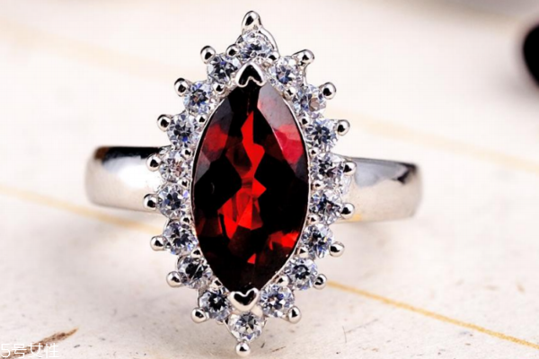 石榴石戒指佩戴的忌諱 要注意這幾條 石榴石戒指佩戴的忌諱 要注意這幾條