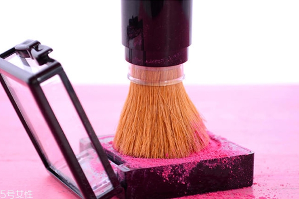 油皮用什么腮紅好 粉質(zhì)腮紅打造啞光妝效 油皮用什么腮紅好 粉質(zhì)腮紅打造啞光妝效