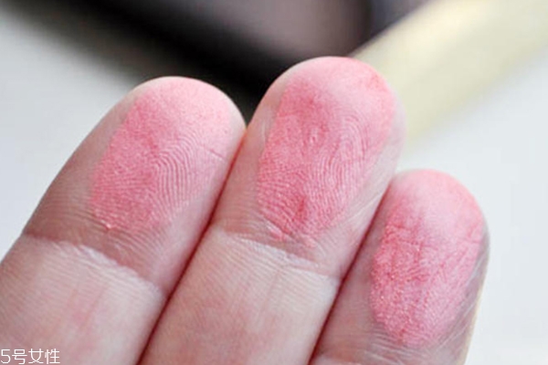 油皮用什么腮紅好 粉質(zhì)腮紅打造啞光妝效 油皮用什么腮紅好 粉質(zhì)腮紅打造啞光妝效