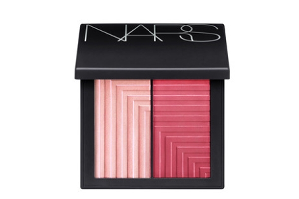 油皮用什么腮紅好 粉質(zhì)腮紅打造啞光妝效 油皮用什么腮紅好 粉質(zhì)腮紅打造啞光妝效