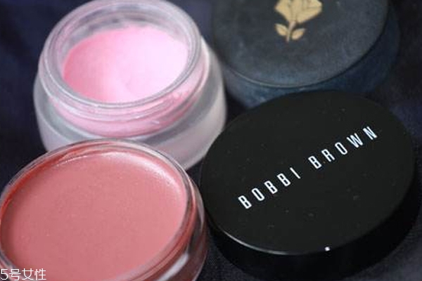 干皮適合什么腮紅 腮紅膏讓妝效更持久 干皮適合什么腮紅 腮紅膏讓妝效更持久