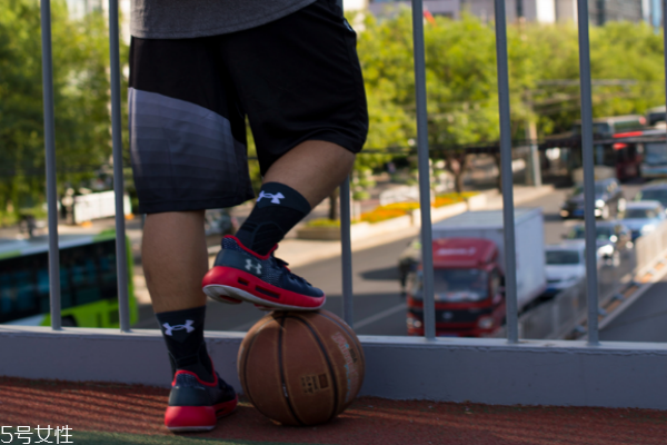 安德瑪hovr havoc籃球鞋測評 零重力腳感非凡 安德瑪hovr havoc籃球鞋測評 零重力腳感非凡