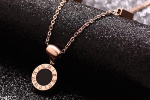 彩金項鏈配什么吊墜 這幾款都很好看 彩金項鏈配什么吊墜 這幾款都很好看