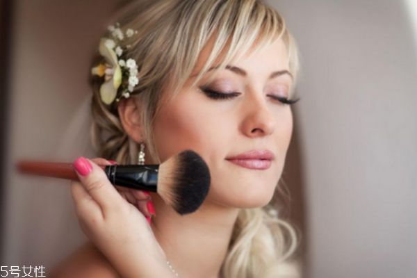 如何識(shí)別偽劣化妝品 劣質(zhì)化妝品對(duì)皮膚的影響 如何識(shí)別偽劣化妝品 劣質(zhì)化妝品對(duì)皮膚的影響