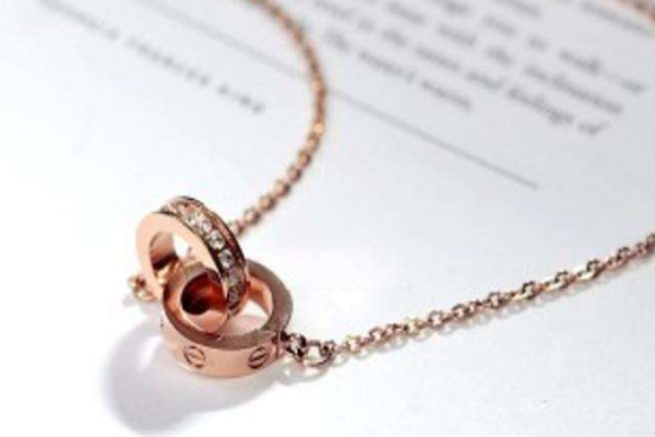 彩金項(xiàng)鏈配什么吊墜 這幾款都很好看 彩金項(xiàng)鏈配什么吊墜 這幾款都很好看