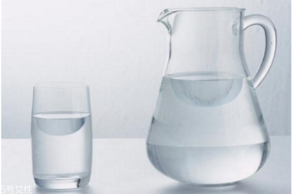 白開(kāi)水喝多了有什么危害 白開(kāi)水的妙用 白開(kāi)水喝多了有什么危害 白開(kāi)水的妙用