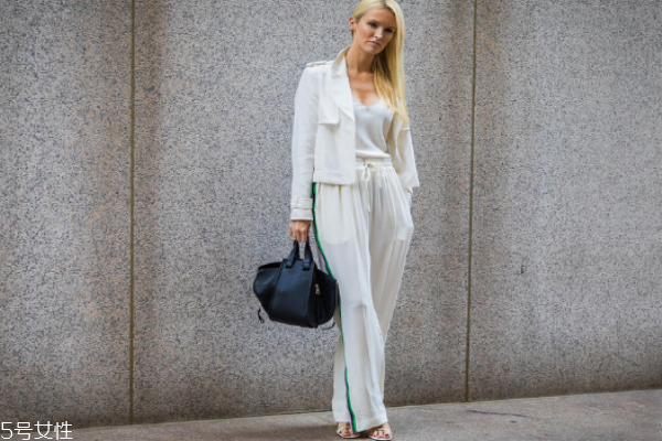 同色系搭配街拍圖片 玩轉(zhuǎn)初秋高級感 同色系搭配街拍圖片 玩轉(zhuǎn)初秋高級感