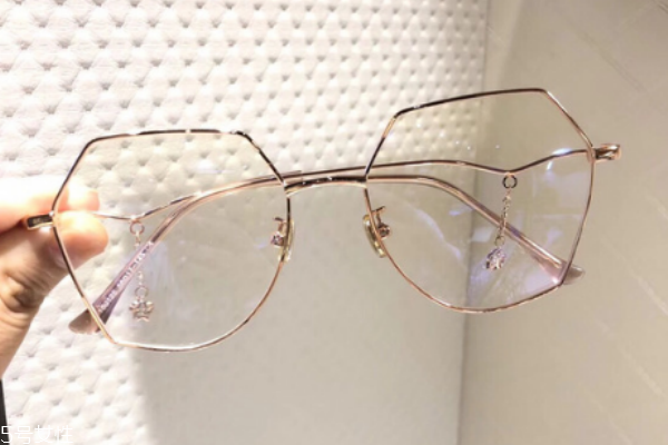 變色鏡片對(duì)眼睛好嗎 選擇正規(guī)品牌鏡片 變色鏡片對(duì)眼睛好嗎 選擇正規(guī)品牌鏡片