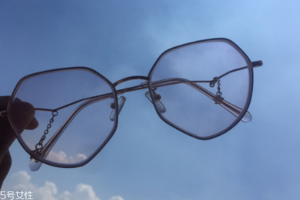 變色鏡片對(duì)眼睛好嗎 選擇正規(guī)品牌鏡片 變色鏡片對(duì)眼睛好嗎 選擇正規(guī)品牌鏡片
